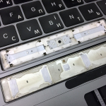Чистка клавіатури MacBook Pro Touch Bar після залиття