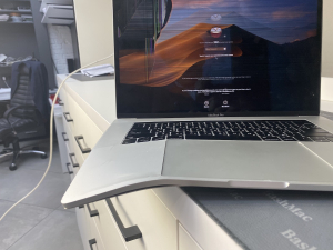 Деформований корпус MacBook